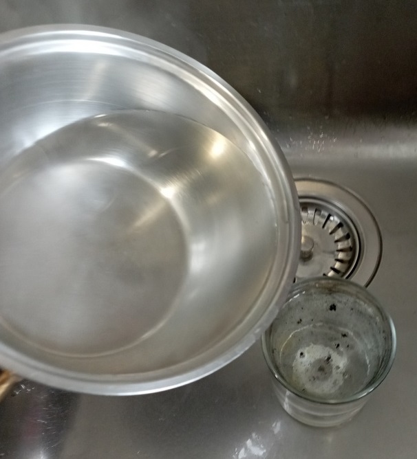 vetir agua caliente en vaso de cera aromatica